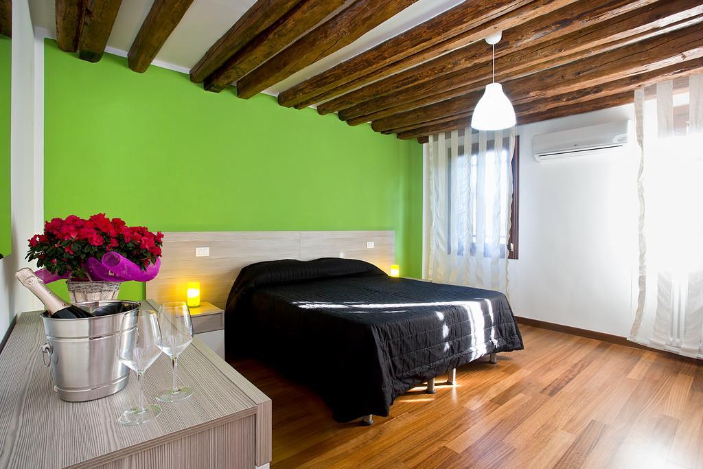 Good Wine Apartments Venice Room photo